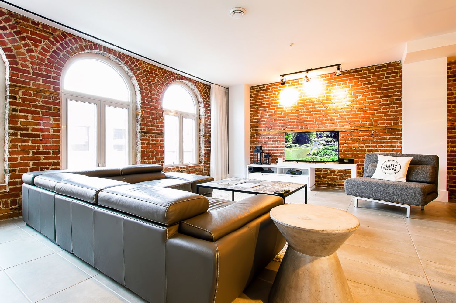 AFA90727-7765-49CC-B25E-753C506B699C_1_102_o